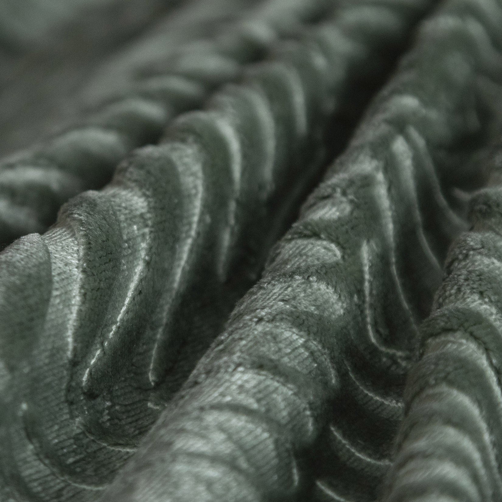 Плед ОЛИВИЯ однотонный с тиснением зеленый листья 17-12