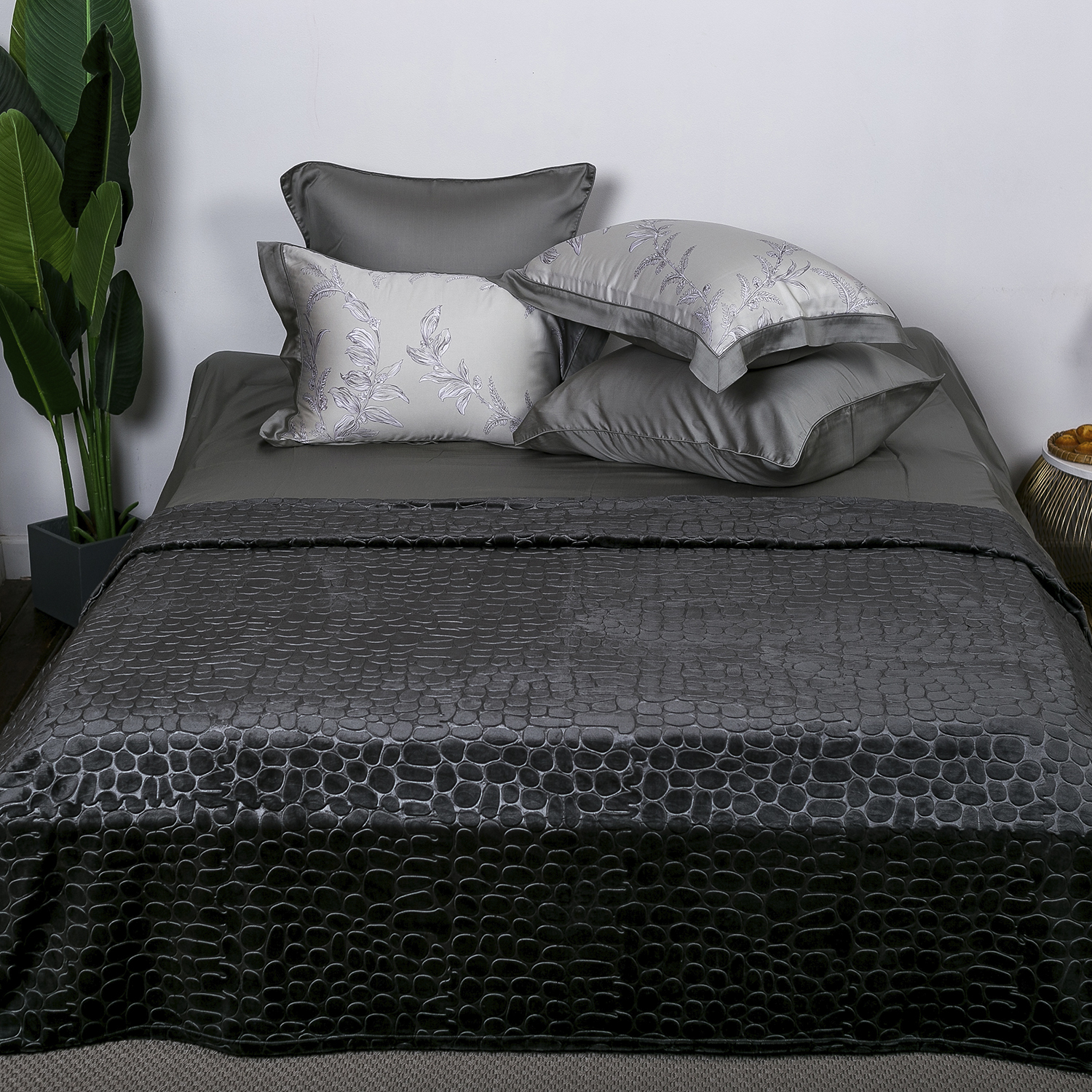 Плед ОЛИВИЯ однотонный с тиснением серые камешки 10-02