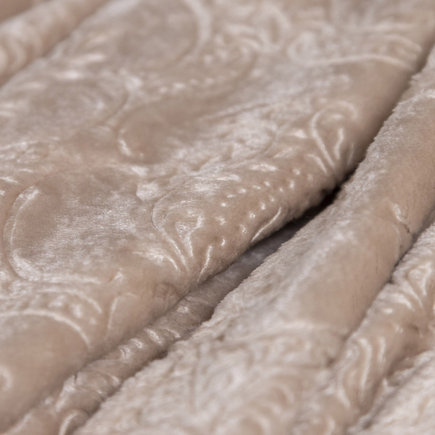 Плед ОЛИВИЯ однотонный с тиснением бежевый вензель 19-09