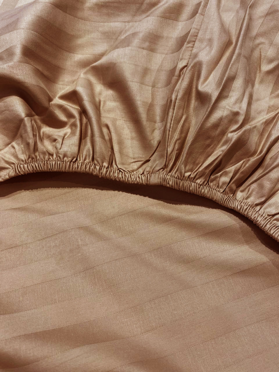 Простыня на резинке Сатин-Страйп светло-коричневая 2205