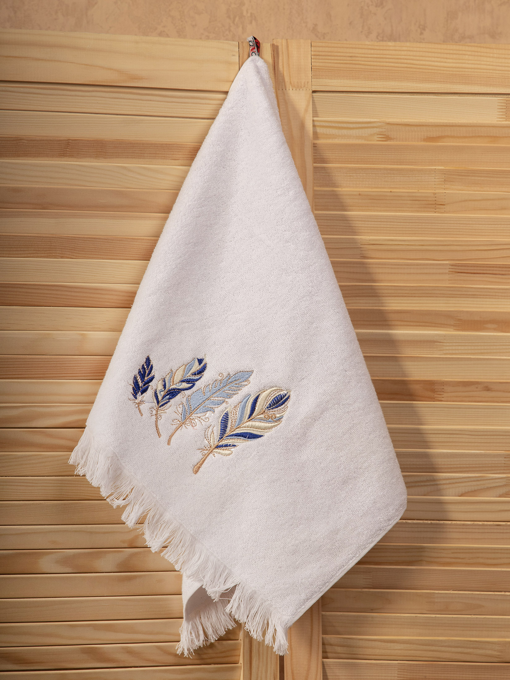 Полотенце ПЕРЫШКИ белое с бахромой