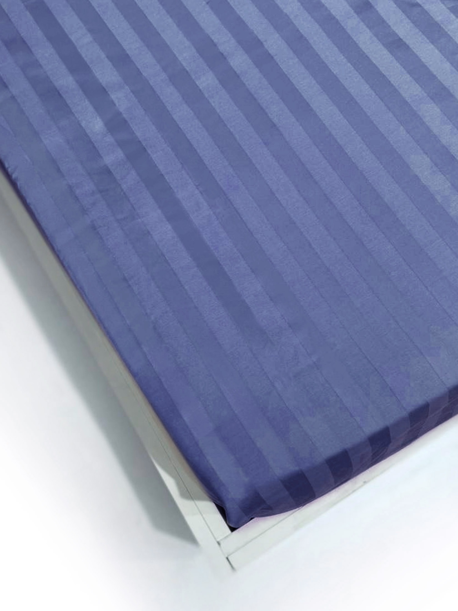Простыня на резинке Сатин-Страйп синяя 19-3933